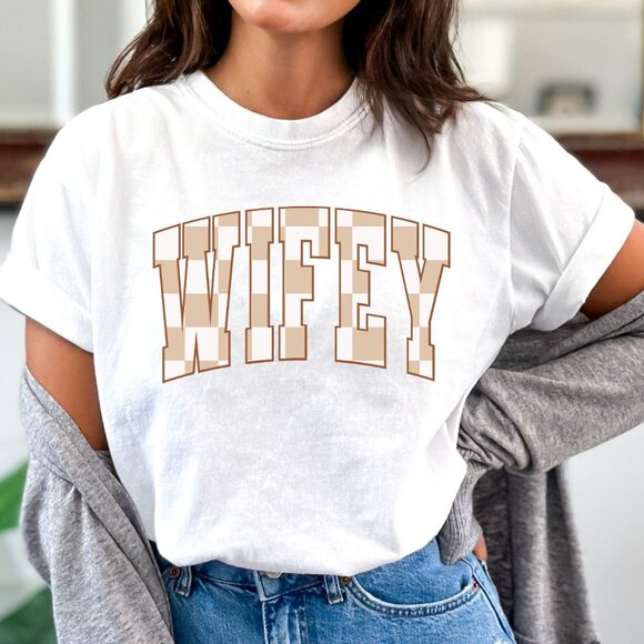 NEW Trendy Comfort Colors Soft Cotton Color Block Wifey Graphic Tee Shirt Bride - Picture 1 of 4